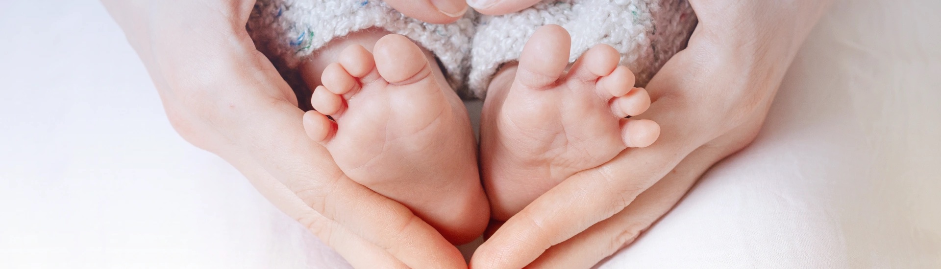 Tata drži bebino stopalo