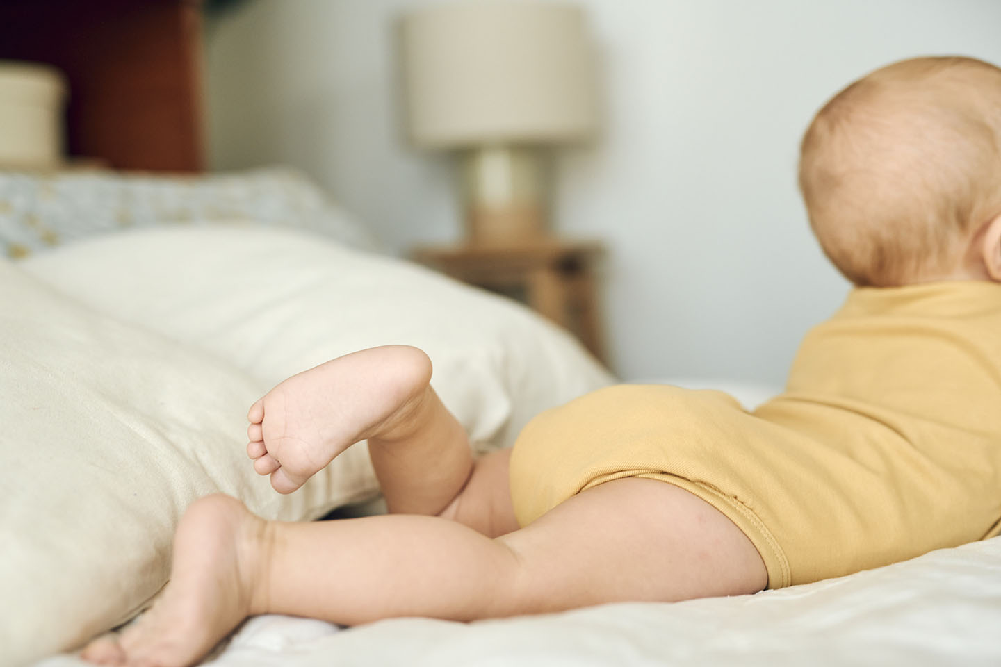 Beba leži na krevetu.