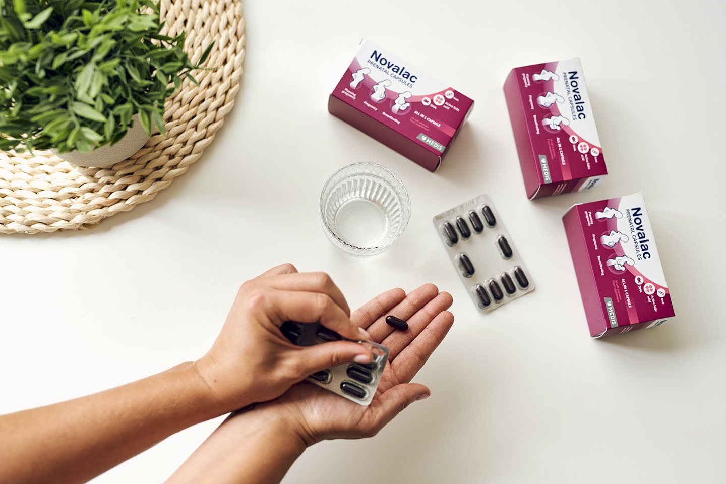 Uzimanje Novalac prenatalnih kapsula s čašom vode