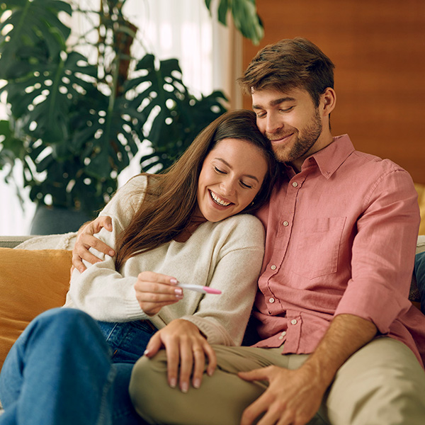 Par sretan zbog pozitivnog testa na trudnoću – početak novog poglavlja u životu.