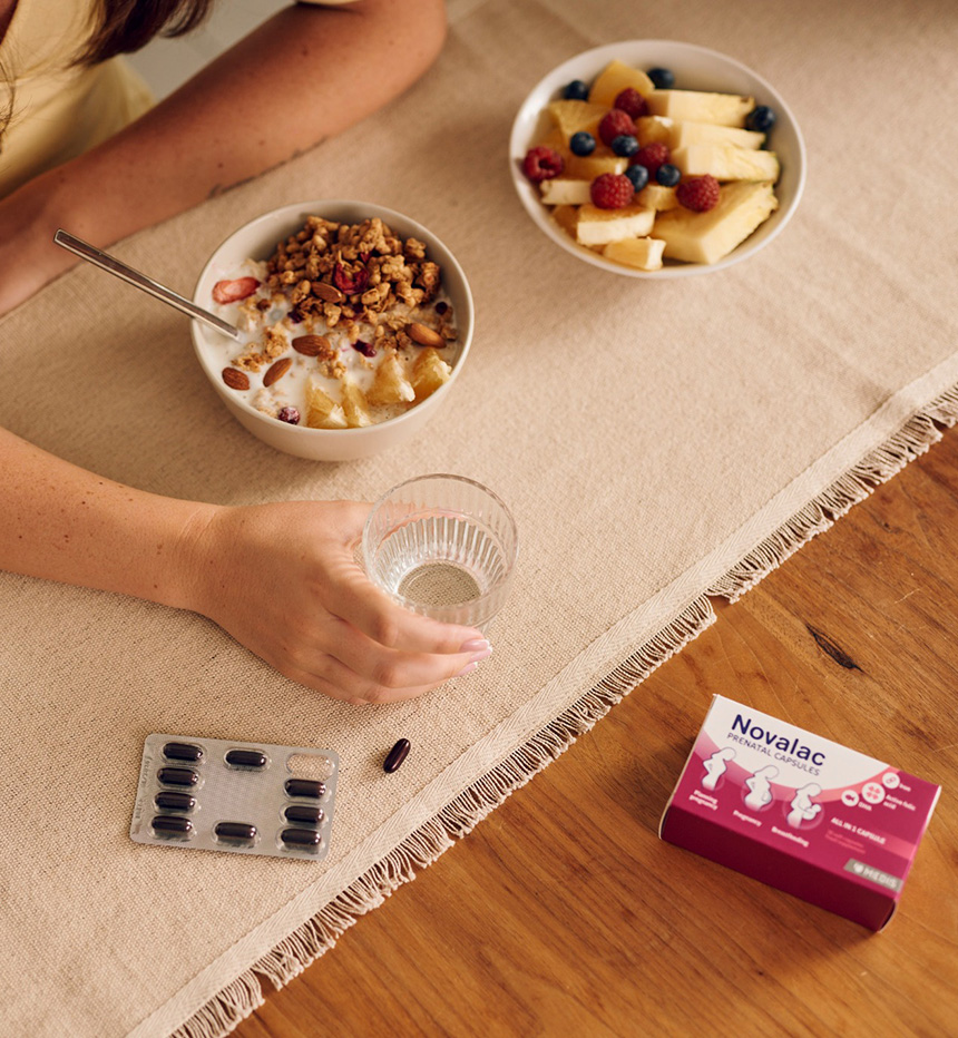 Zdrav doručak s vitaminima Novalac prenatalne kapsule  i čašom vode – početak dana za energiju i vitalnost.