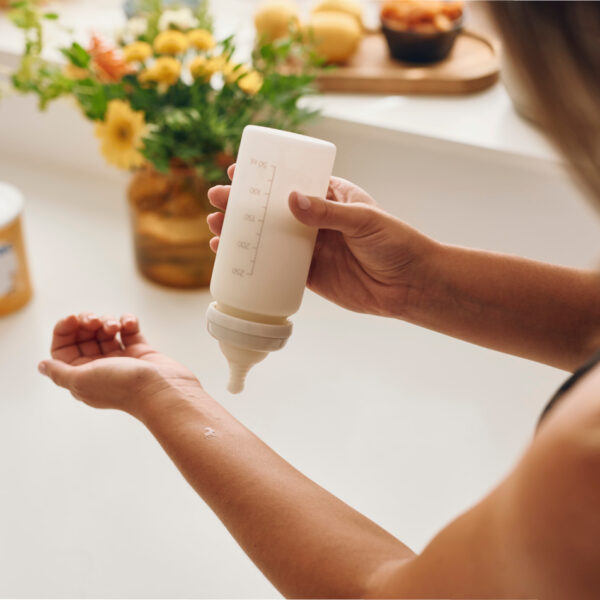 Provjera temperature mlijeka na zapešću – sigurno hranjenje za bebu.