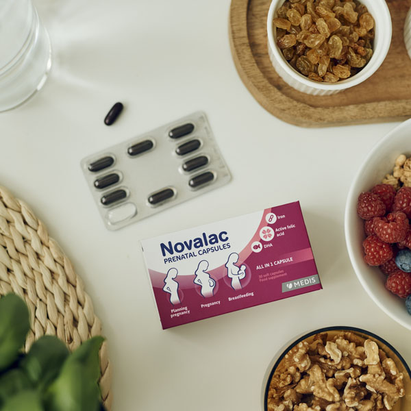 Novalac prenatalne kapsule s ključnim vitaminima.