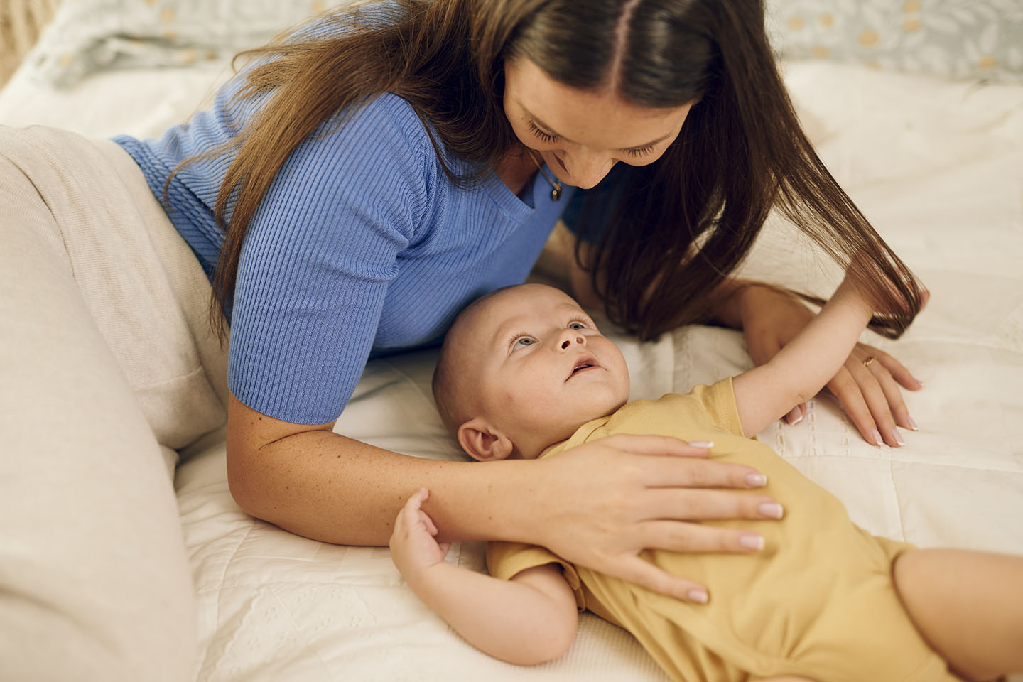 Majka drži bebu nakon hranjenja – trenutak ljubavi i njege