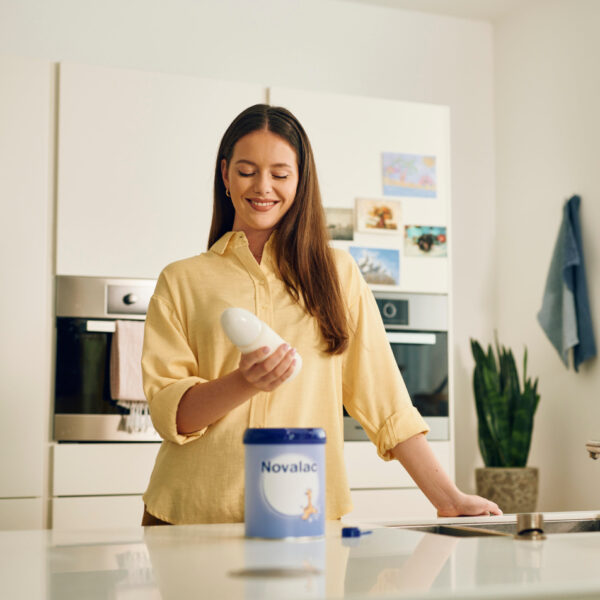 Mama priprema Novalac mliječnu formulu – zdrava ishrana za bebu.