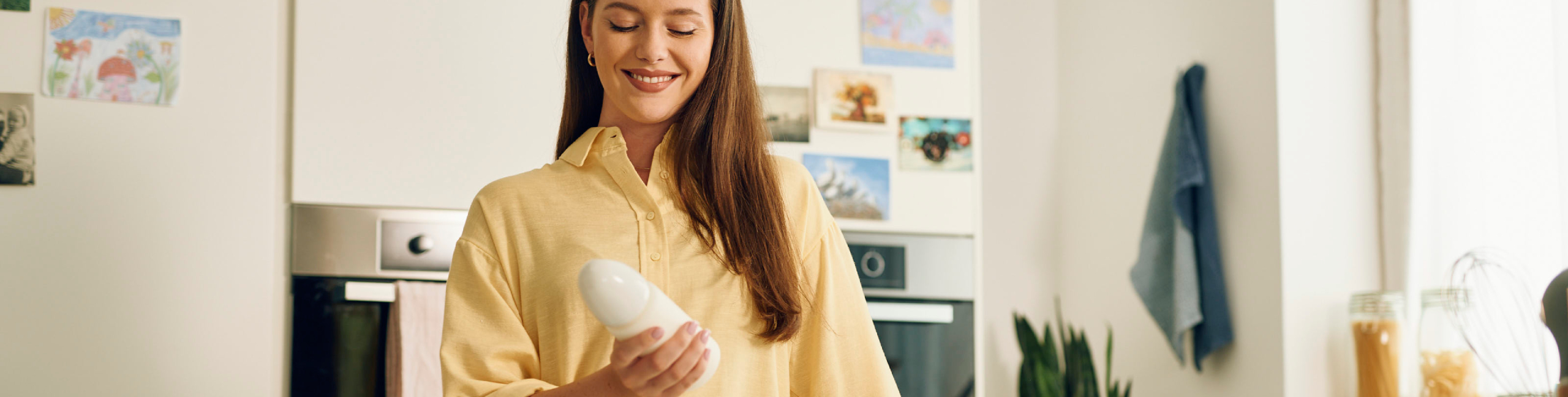 Mama priprema Novalac mliječnu formulu – zdrava ishrana za bebu.