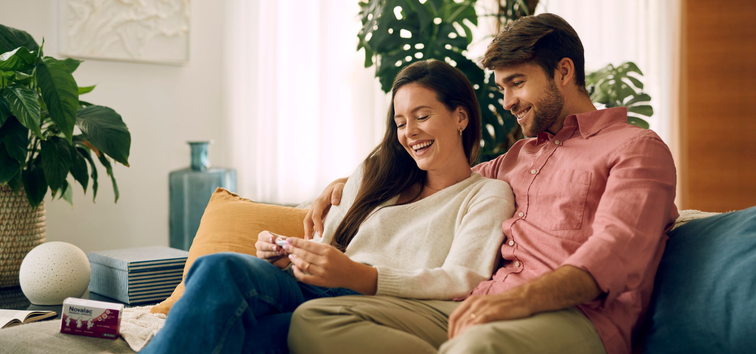 Par sretan zbog pozitivnog testa na trudnoću – početak novog poglavlja u životu.