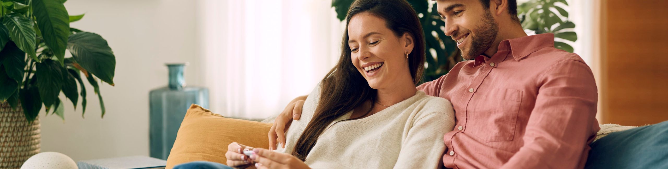 Par sretan zbog pozitivnog testa na trudnoću – početak novog poglavlja u životu.