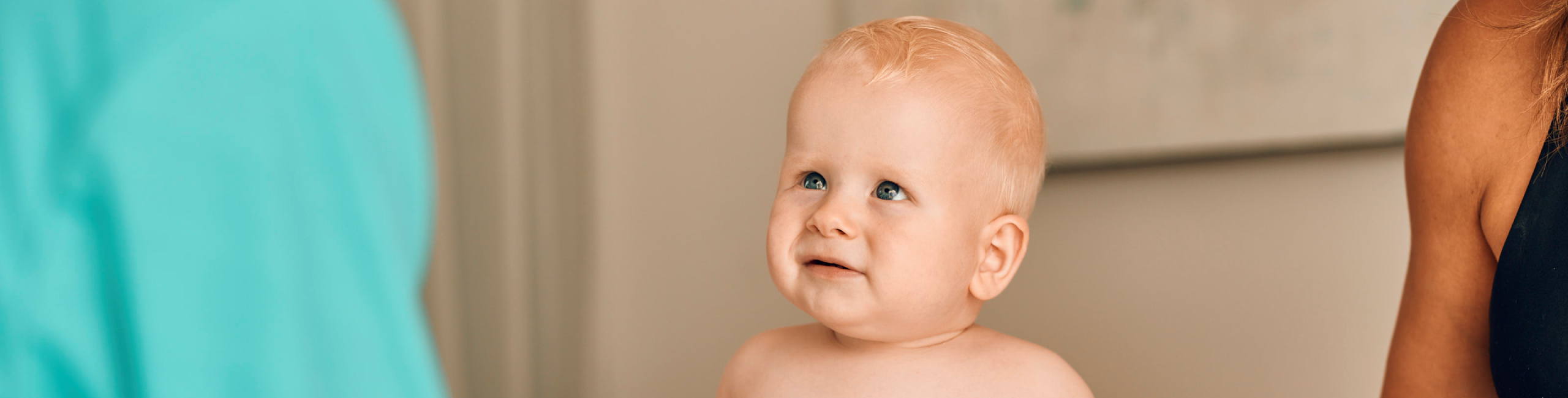 Patronožna sestra pregledava bebu – briga o zdravlju novorođenčeta.