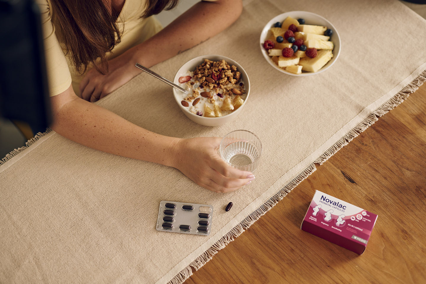 Zdrav doručak s vitaminima Novalac prenatalne kapsule  i čašom vode – početak dana za energiju i vitalnost.