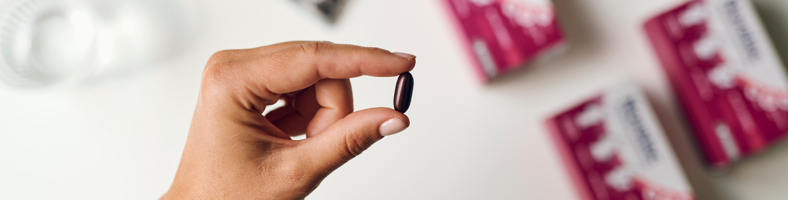 Roka drži Novalac kapsulu s aktivnom folnom kiselinom Quatrefolic – optimalna suplementacija tijekom trudnoće.