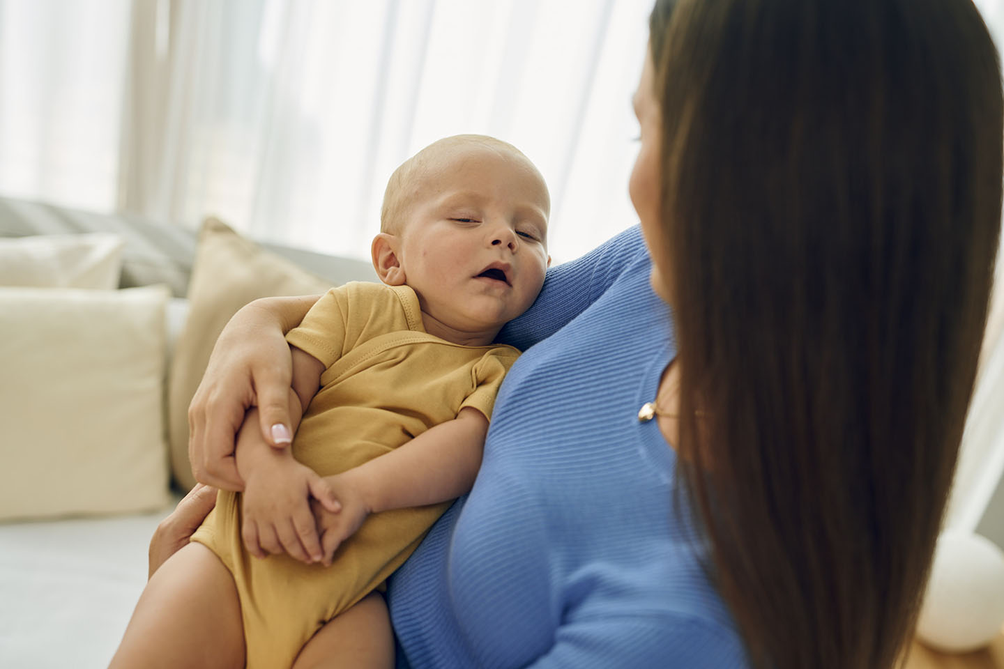 Majka drži bebu nakon hranjenja