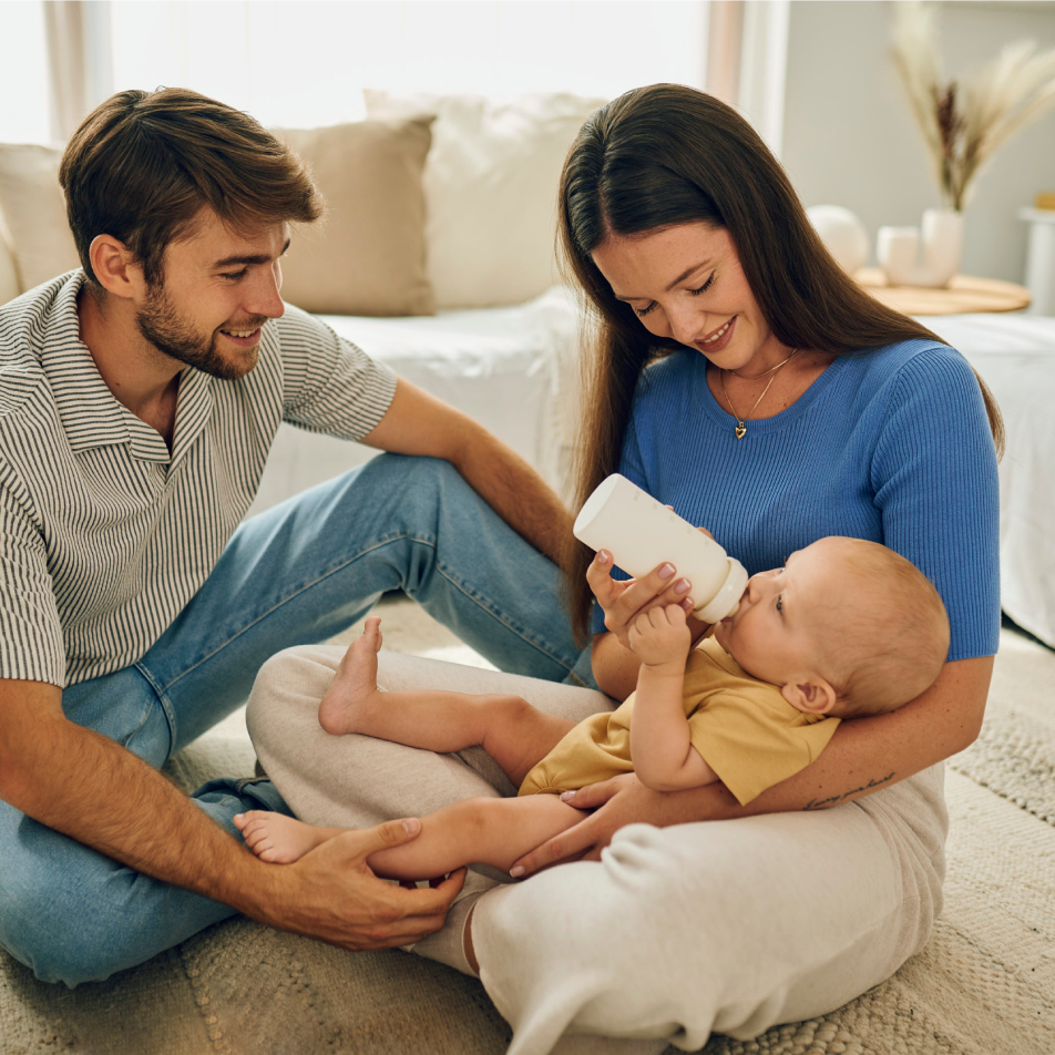 Roditelji hrane svoju bebu Novalac bočicom – pažljivo hranjenje za zdrav razvoj.