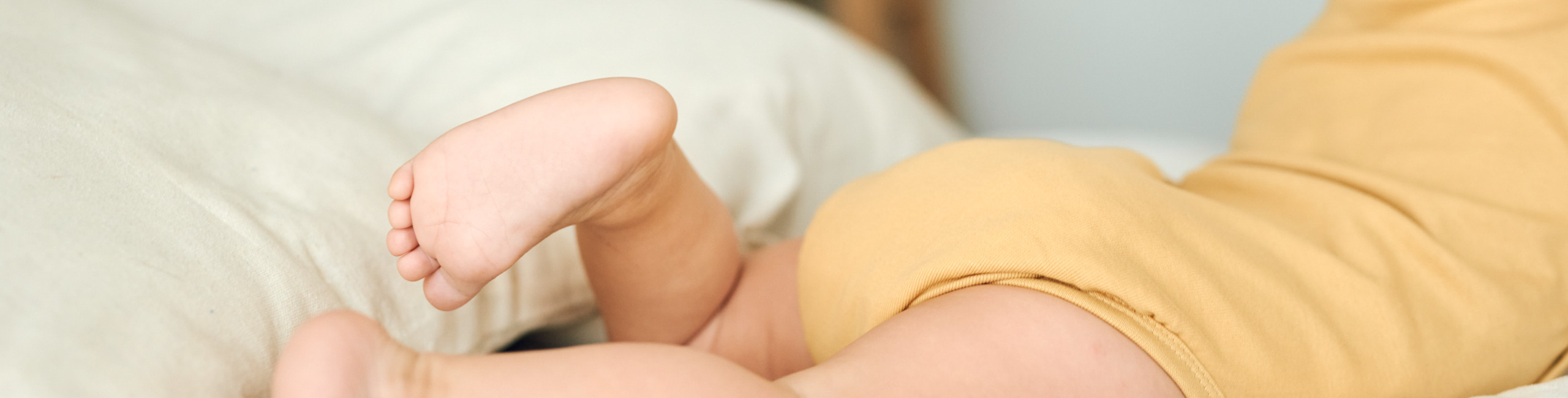 Beba sjedi na krevetu