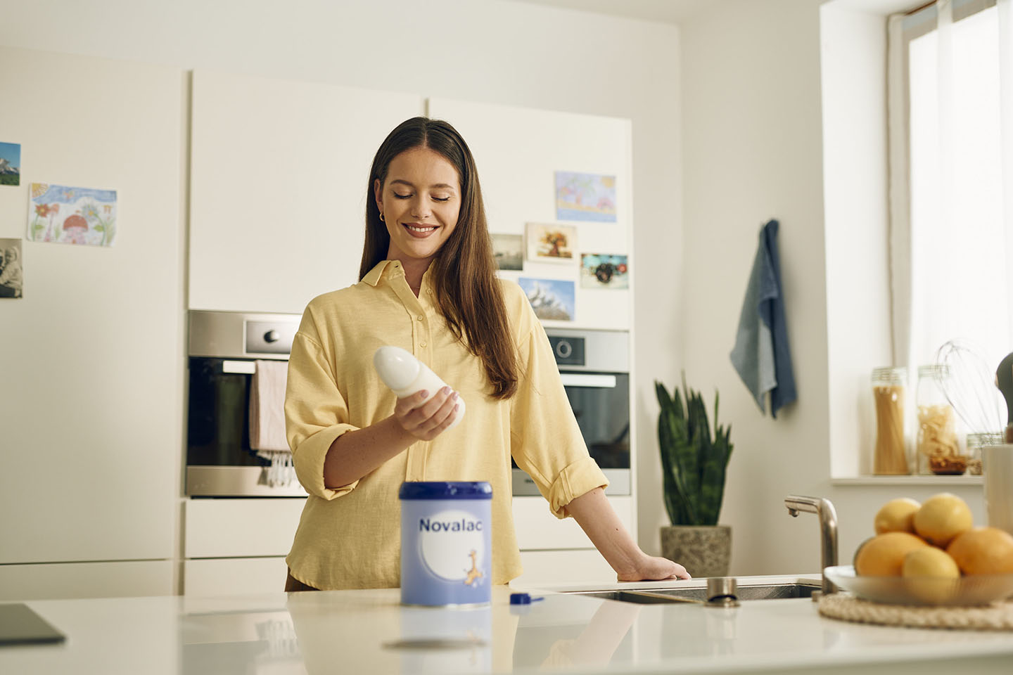 Vrijeme obroka s nasmijanom majkom – sretni trenuci zajedništva.