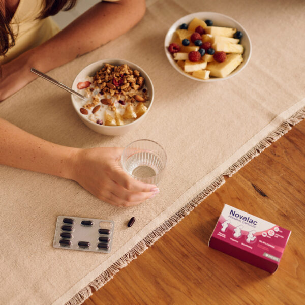 Zdrav doručak s vitaminima i čašom vode – početak dana za energiju i vitalnost.