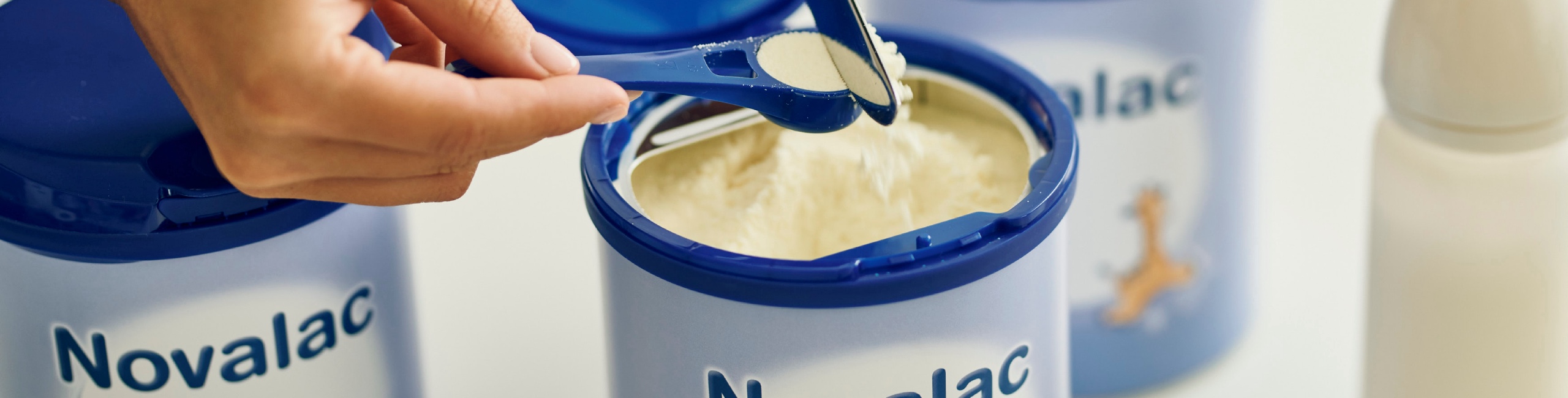 Majka odmjerava porciju Novalac nadomjesne formule.